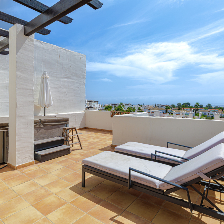 Panoramic Sea View Apartment in Sunset Golf, Estepona