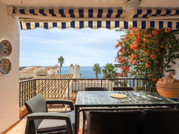Panoramic sea views, a spacious terrace, outdoor dining and a communal pool in sought-after Calahonda.