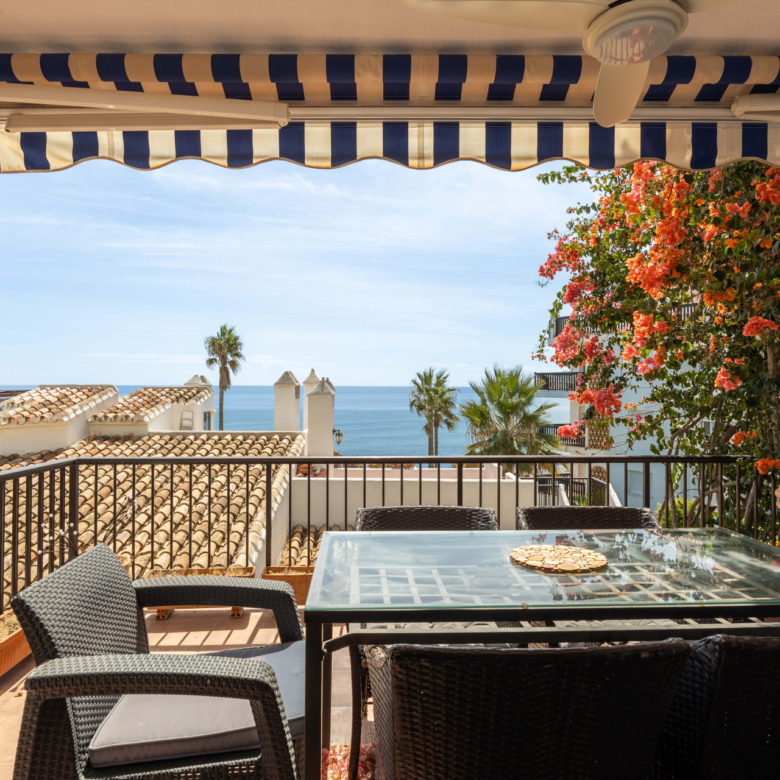 Panoramic sea views, a spacious terrace, outdoor dining and a communal pool in sought-after Calahonda.