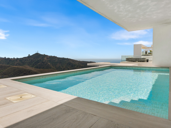 Panoramisk Penthouse Med Stor Terrasse Og Havudsigt Til Salg I Palo Alto, Marbella