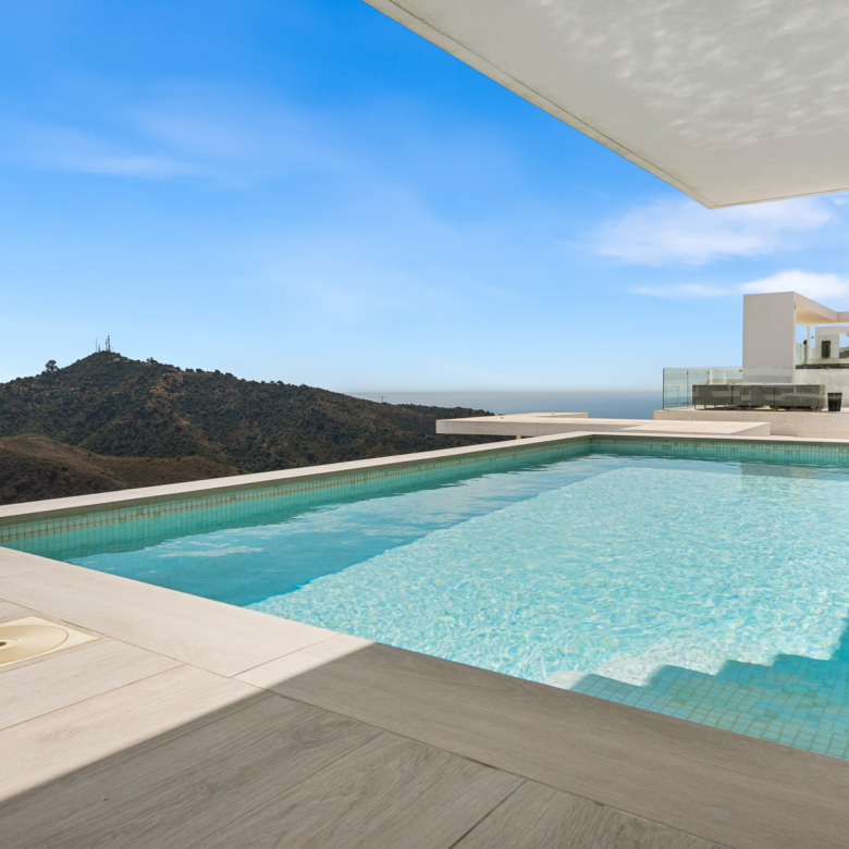 Panoramisk Penthouse Med Stor Terrasse Og Havudsigt Til Salg I Palo Alto, Marbella