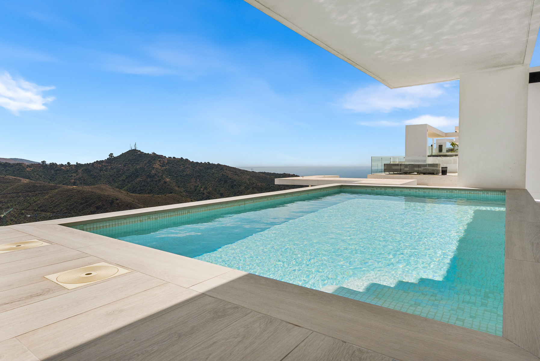 Panoramisk Penthouse Med Stor Terrasse Og Havudsigt Til Salg I Palo Alto Marbella