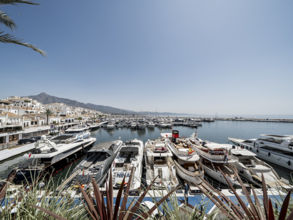 Prestigeträchtiges Wohnen und Investitionsmöglichkeit im Herzen von Puerto Banús