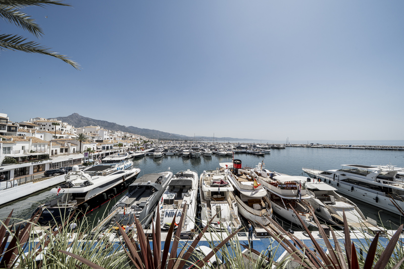 Prestigetrachtiges Wohnen und Investitionsmoglichkeit im Herzen von Puerto Banus 2 1