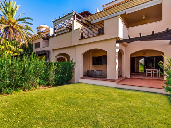 Prostorný dvoupokojový apartmán v Las Mimosas - exkluzivní gated komunita se nachází v docházkové vzdálenosti Puerto Banús