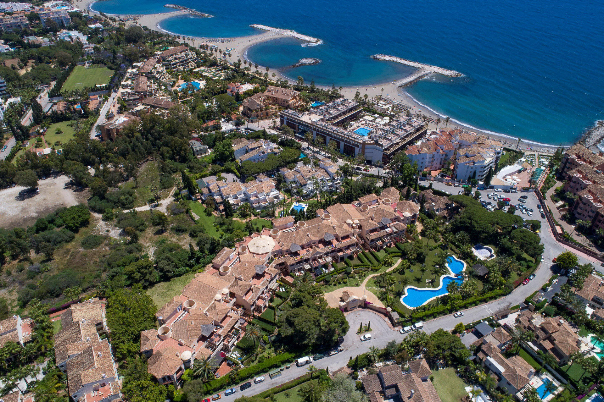 Espacioso apartamento de dos dormitorios en Las Mimosas – una exclusiva comunidad cerrada situada a poca distancia de Puerto Banús