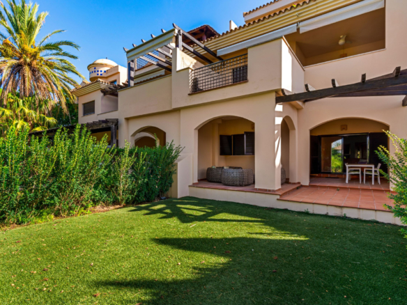 Prostorný dvoupokojový apartmán v Las Mimosas - exkluzivní gated komunita se nachází v docházkové vzdálenosti Puerto Banús