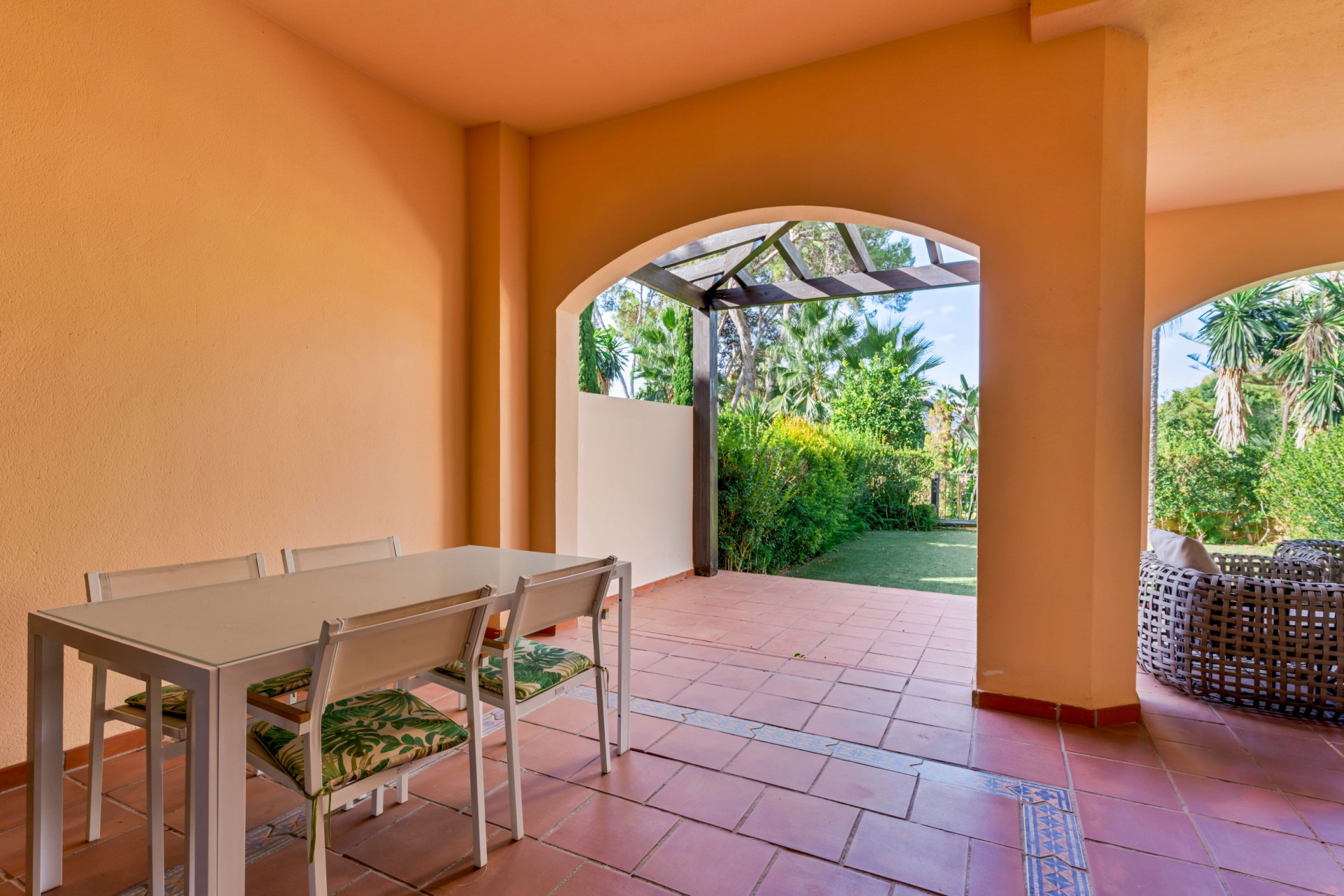 Espacioso apartamento de dos dormitorios en Las Mimosas – una exclusiva comunidad cerrada situada a poca distancia de Puerto Banús
