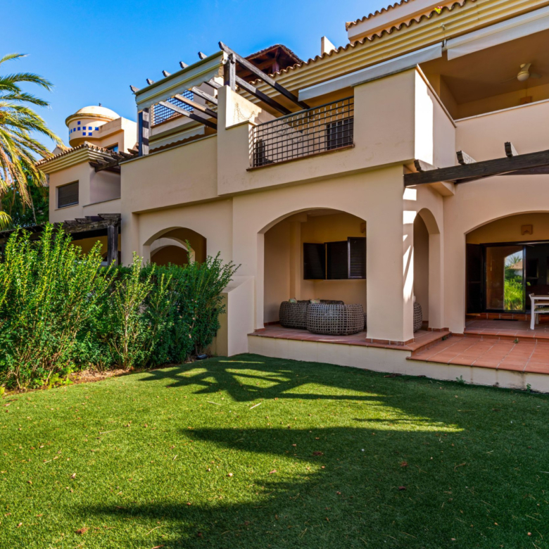 Prostorný dvoupokojový apartmán v Las Mimosas - exkluzivní gated komunita se nachází v docházkové vzdálenosti Puerto Banús