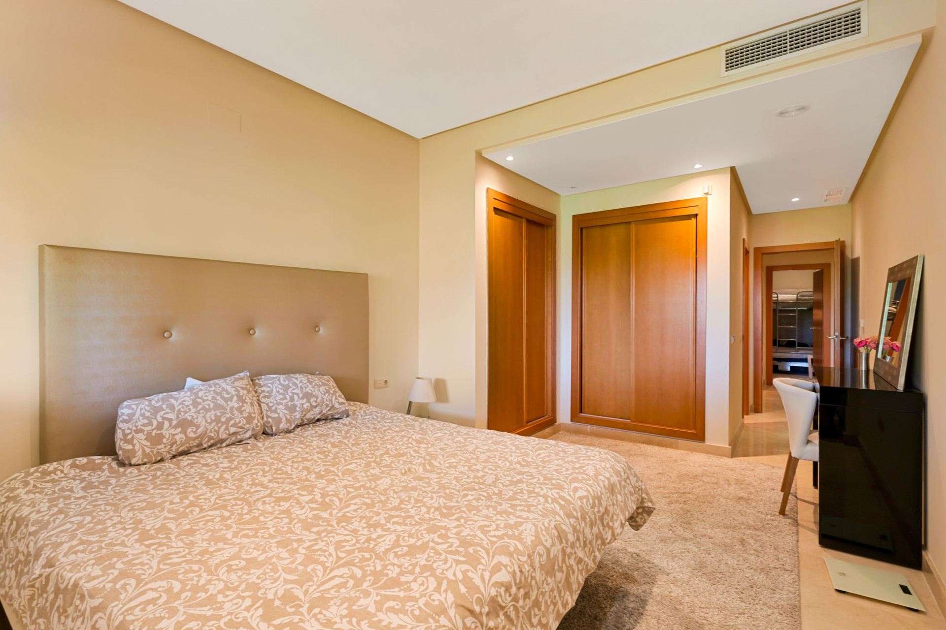 Espacioso apartamento de dos dormitorios en Las Mimosas – una exclusiva comunidad cerrada situada a poca distancia de Puerto Banús