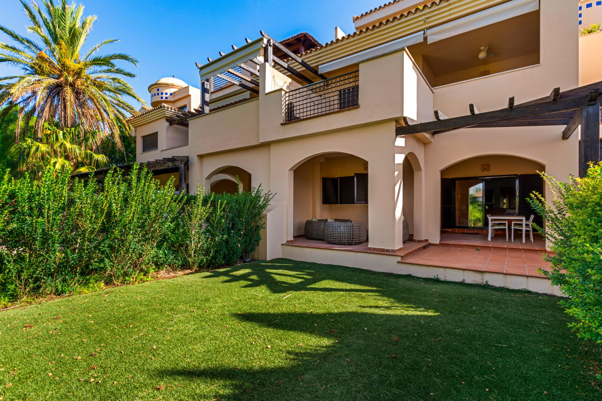 Prostorný dvoupokojový apartmán v Las Mimosas - exkluzivní gated komunita se nachází v docházkové vzdálenosti Puerto Banús