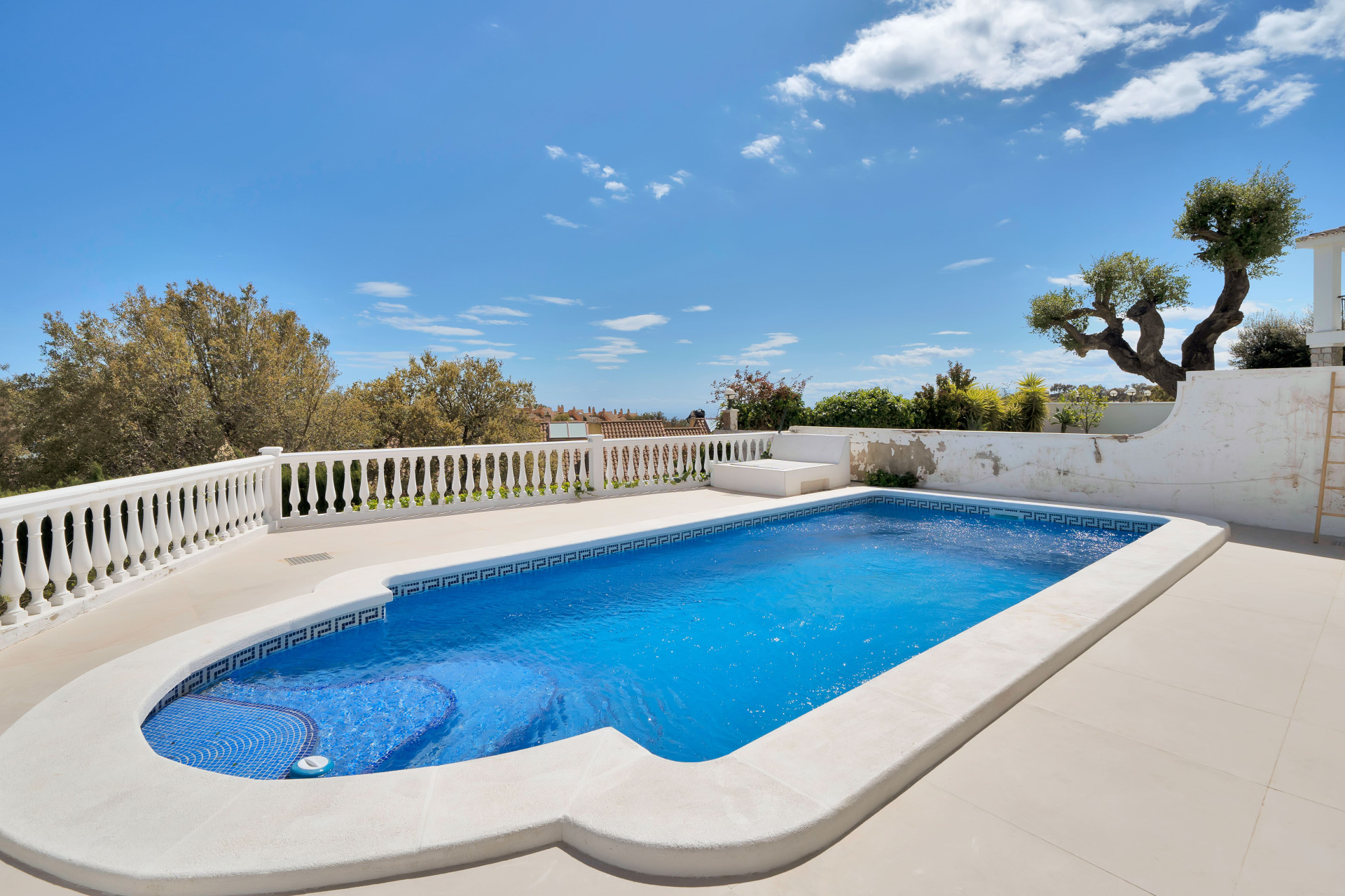 Recently Renovated semi-detached house in La Mairena surrounded by Nature!