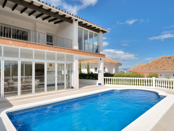 Recently Renovated semi-detached house in La Mairena surrounded by Nature!
