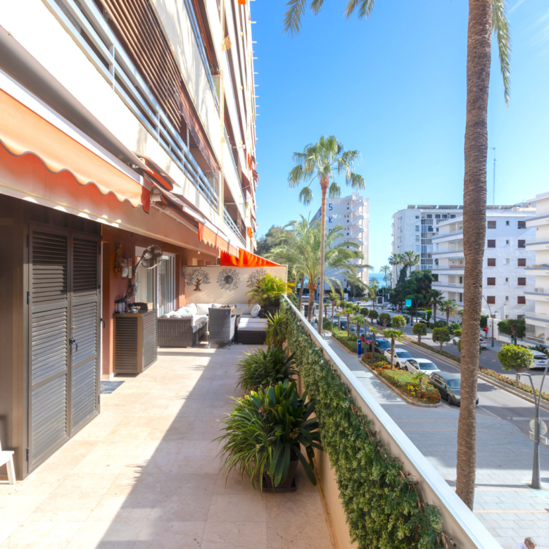 Recently renovated  3-bedroom apartment with sea views and big terrace ideally located in the heart of Marbella city centre