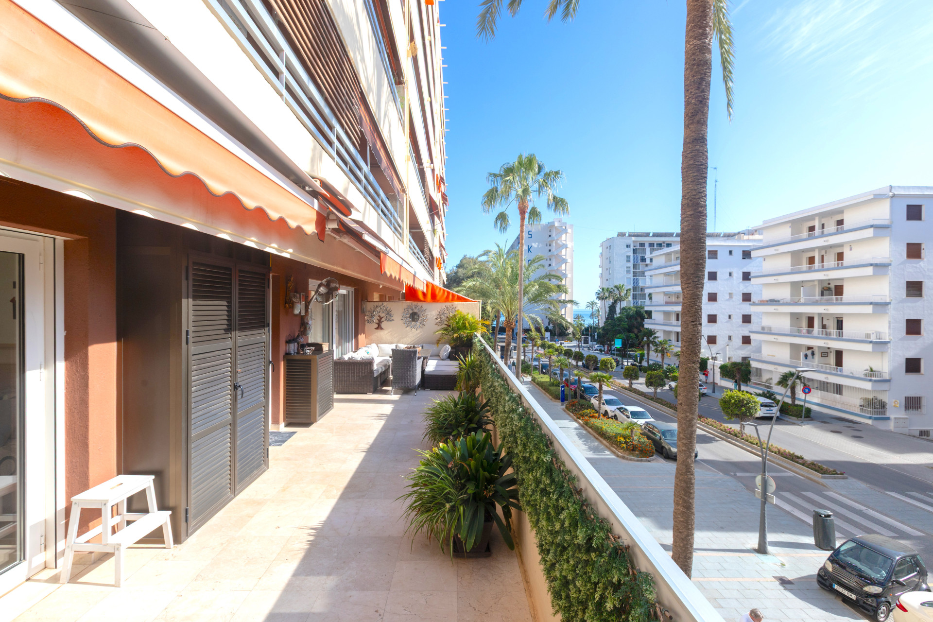 Recently renovated 3 bedroom apartment with sea views and big terrace ideally located in the heart of Marbella city centre