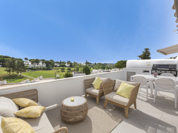 Renovated townhouse, frontline Aloha Golf, Sea Views, Azahara II