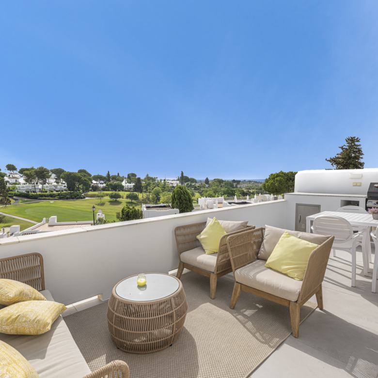 Renovated townhouse, frontline Aloha Golf, Sea Views, Azahara II
