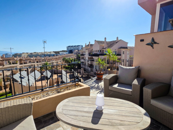 Renoviertes Duplex-Penthouse mit Panoramablick auf Meer und Berge in La Duquesa