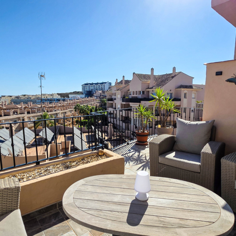 Renoviertes Duplex-Penthouse mit Panoramablick auf Meer und Berge in La Duquesa