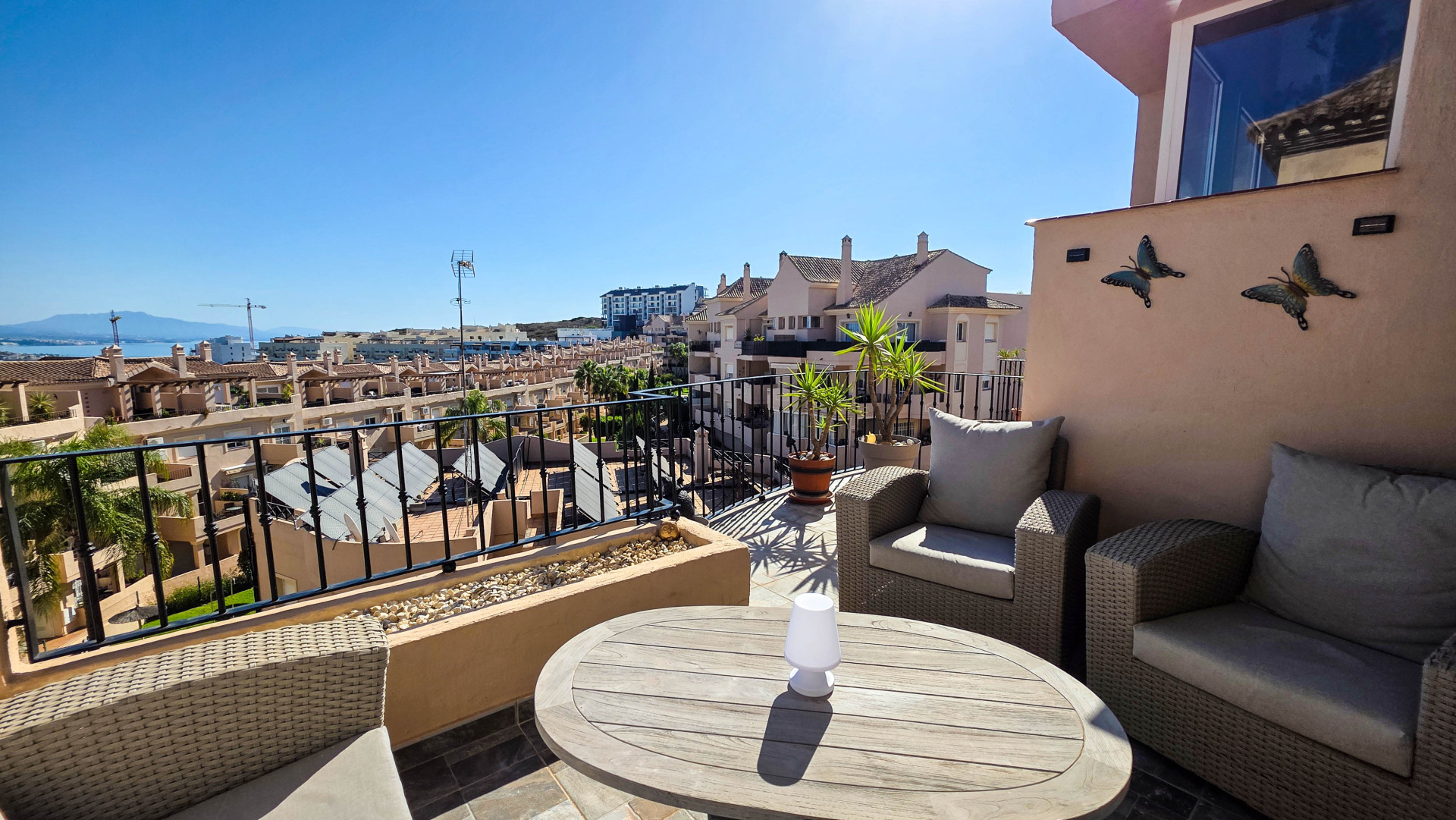 Renoviertes Duplex Penthouse mit Panoramablick auf Meer und Berge in La Duquesa