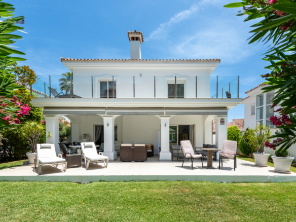 Schöne Villa in einer Boutique-Wohngemeinschaft in Monte Biarritz, Ost-Estepona