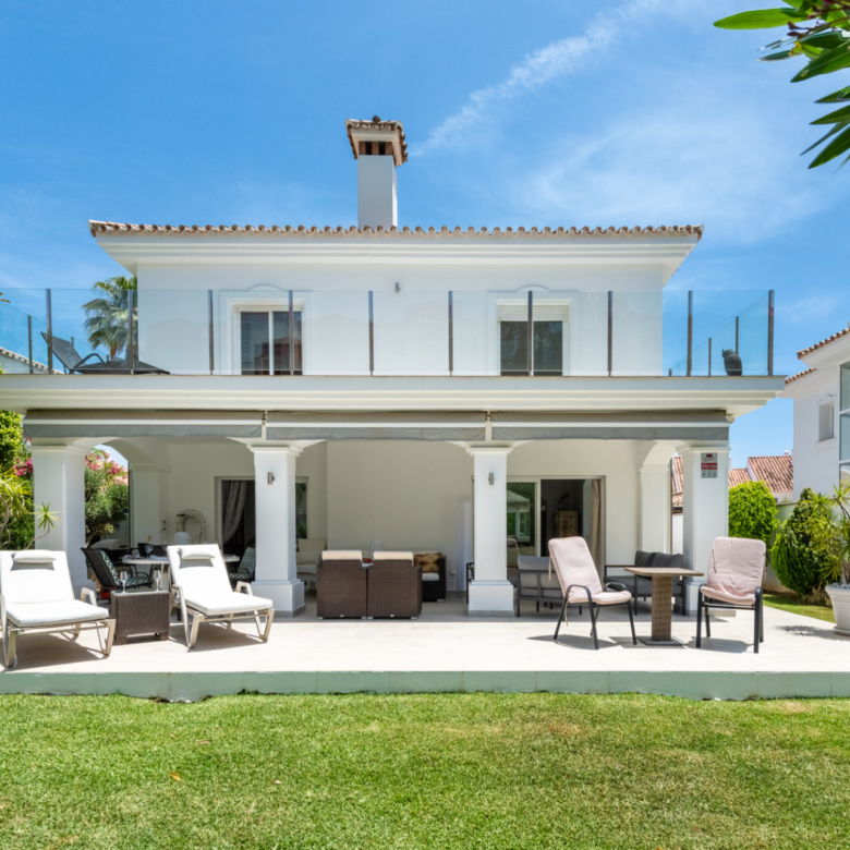Schöne Villa in einer Boutique-Wohngemeinschaft in Monte Biarritz, Ost-Estepona