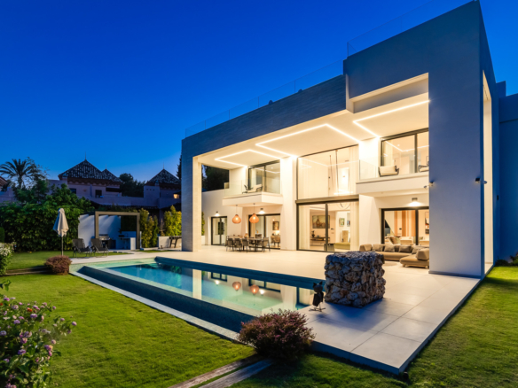 Sleek Contemporary Villa mit Panoramablick in Cascada de Camojan