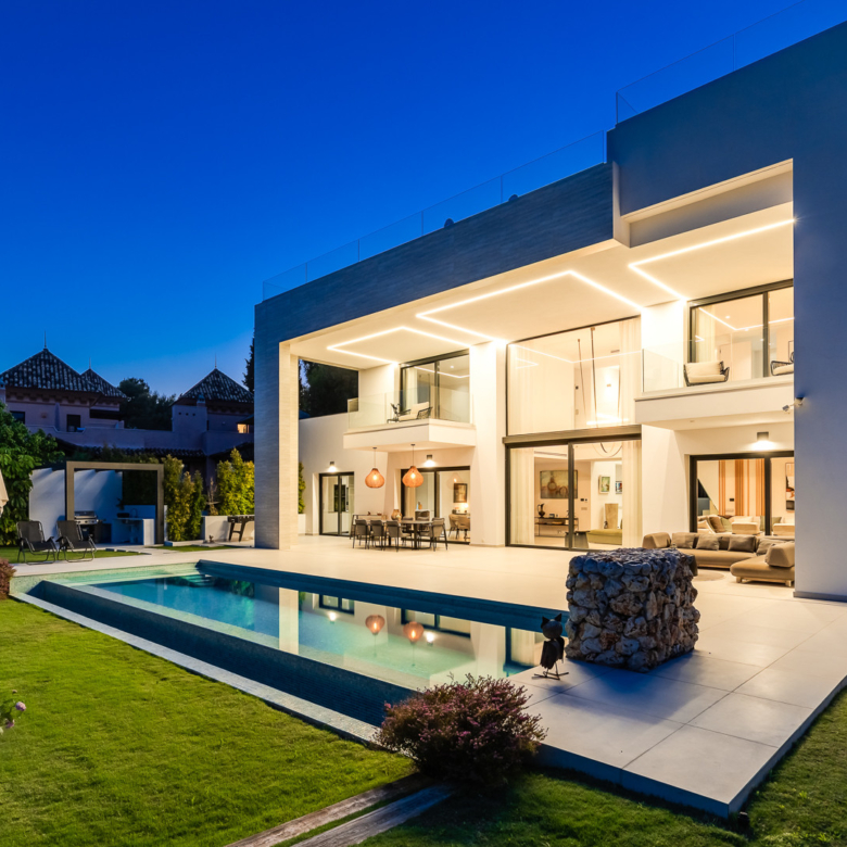 Sleek Contemporary Villa mit Panoramablick in Cascada de Camojan