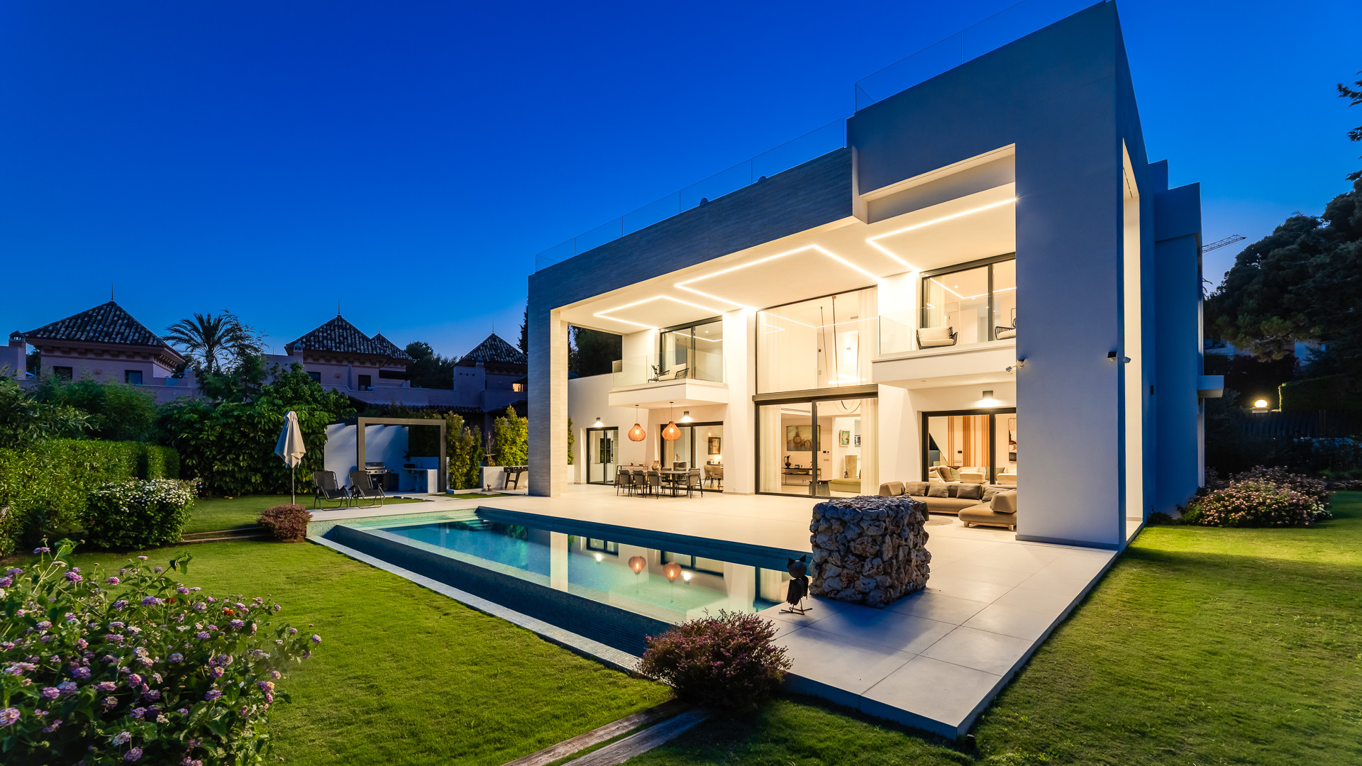 Sleek Contemporary Villa mit Panoramablick in Cascada de Camojan