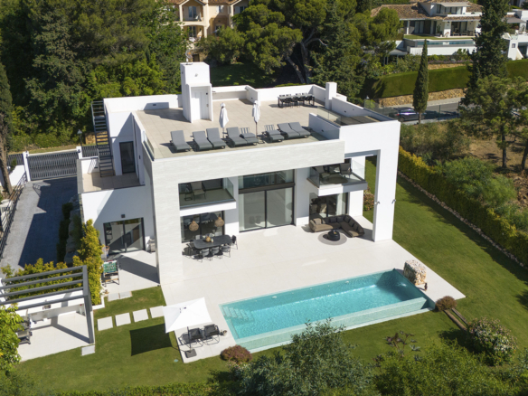 Sleek Contemporary Villa mit Panoramablick in Cascada de Camojan