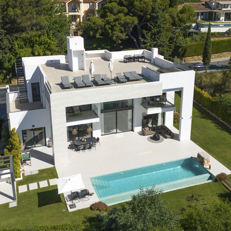 Sleek Contemporary Villa mit Panoramablick in Cascada de Camojan