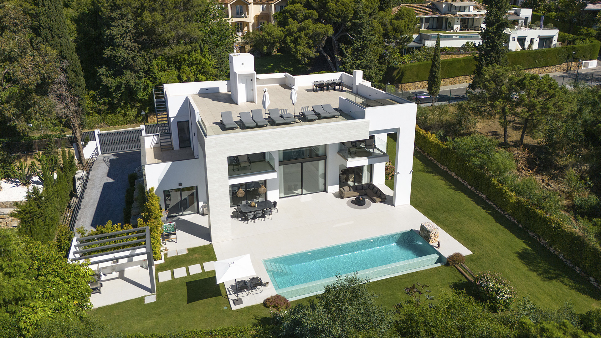Sleek Contemporary Villa mit Panoramablick in Cascada de Camojan