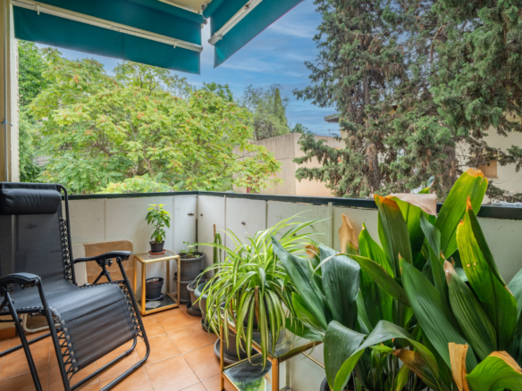 Spacious and bright 4-bedroom home on Paseo Miramar, El Limonar, with private parking and a lift
