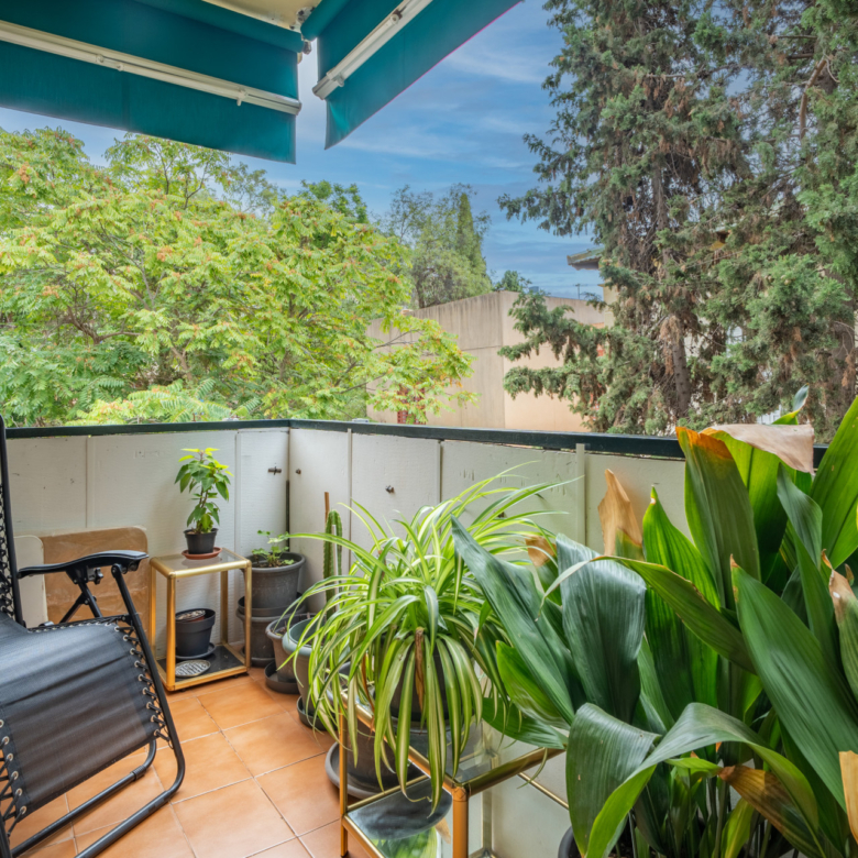 Spacious and bright 4-bedroom home on Paseo Miramar, El Limonar, with private parking and a lift
