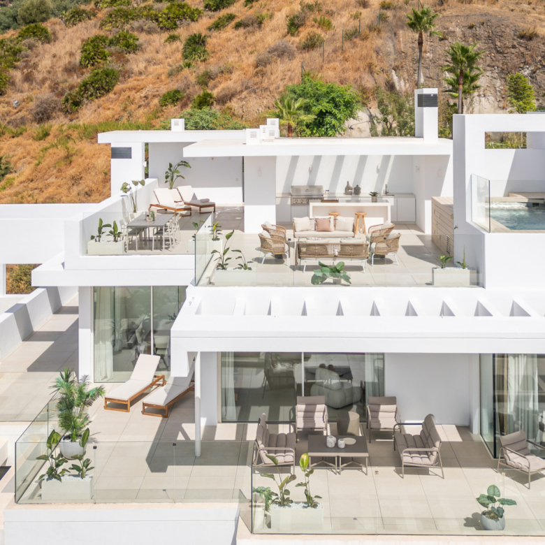 Spectacular Penthouse with a Roof Terrace and its Own Private Pool & Jacuzzi with The Best Sea and Mountain Views