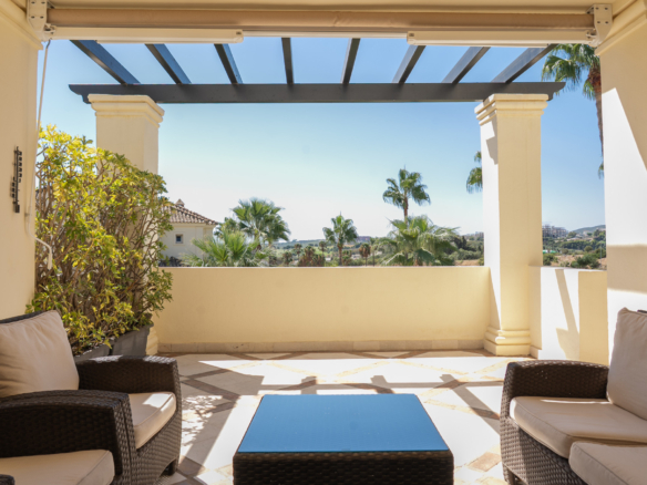 Spectacular southwest-facing  two-bedroom apartment in Urb. Majestic Gardens, Casares Costa For sale