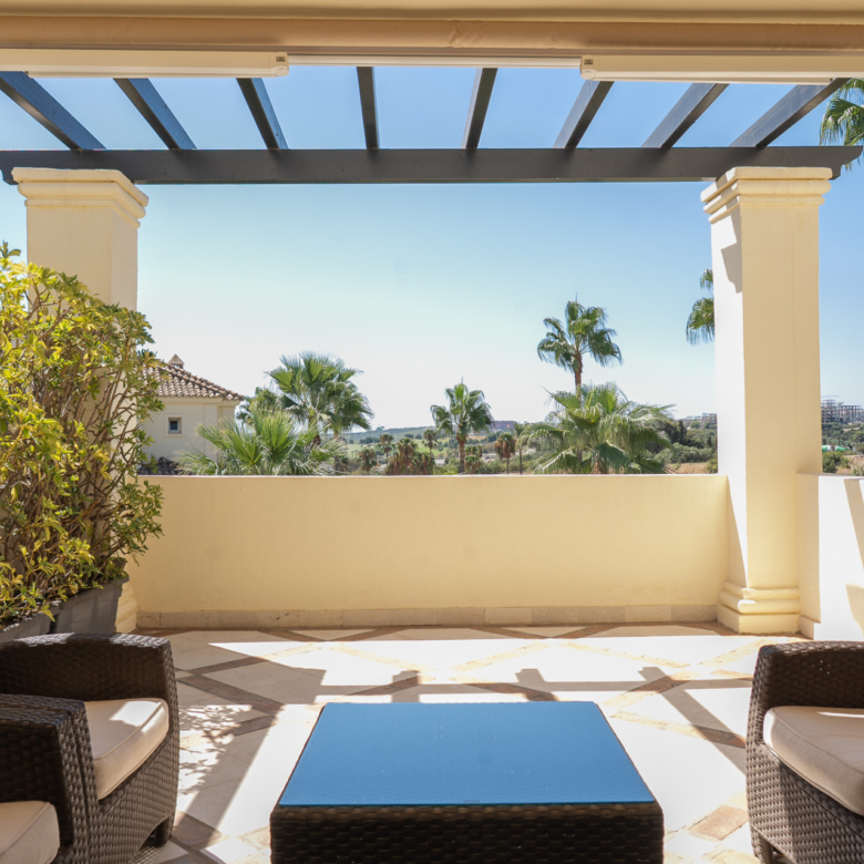 Spectacular southwest-facing  two-bedroom apartment in Urb. Majestic Gardens, Casares Costa For sale