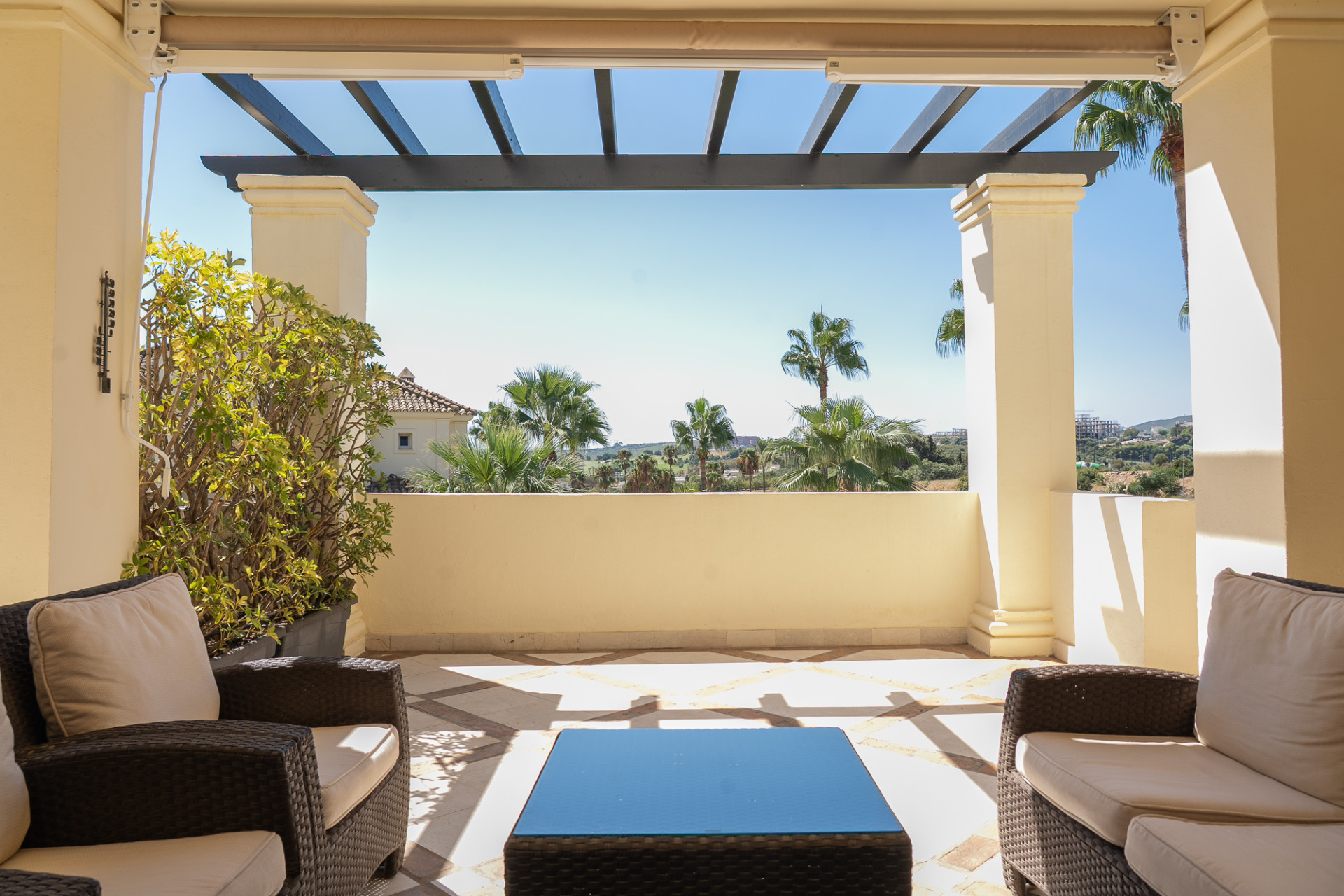 Spectacular southwest-facing  two-bedroom apartment in Urb. Majestic Gardens, Casares Costa For sale