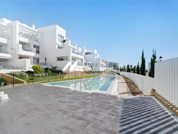 Spectacular three bedroom apartment, ideal to enjoy the life on the beach and the comfort of a quiet environment. This property has two bathrooms, a large terrace of 48 m2, and two parking spaces.