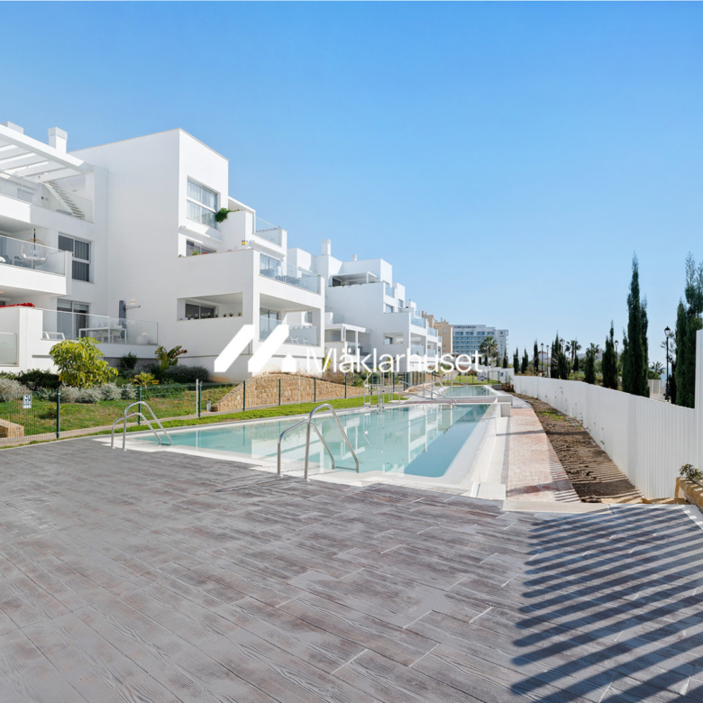 Spectacular three bedroom apartment, ideal to enjoy the life on the beach and the comfort of a quiet environment. This property has two bathrooms, a large terrace of 48 m2, and two parking spaces.
