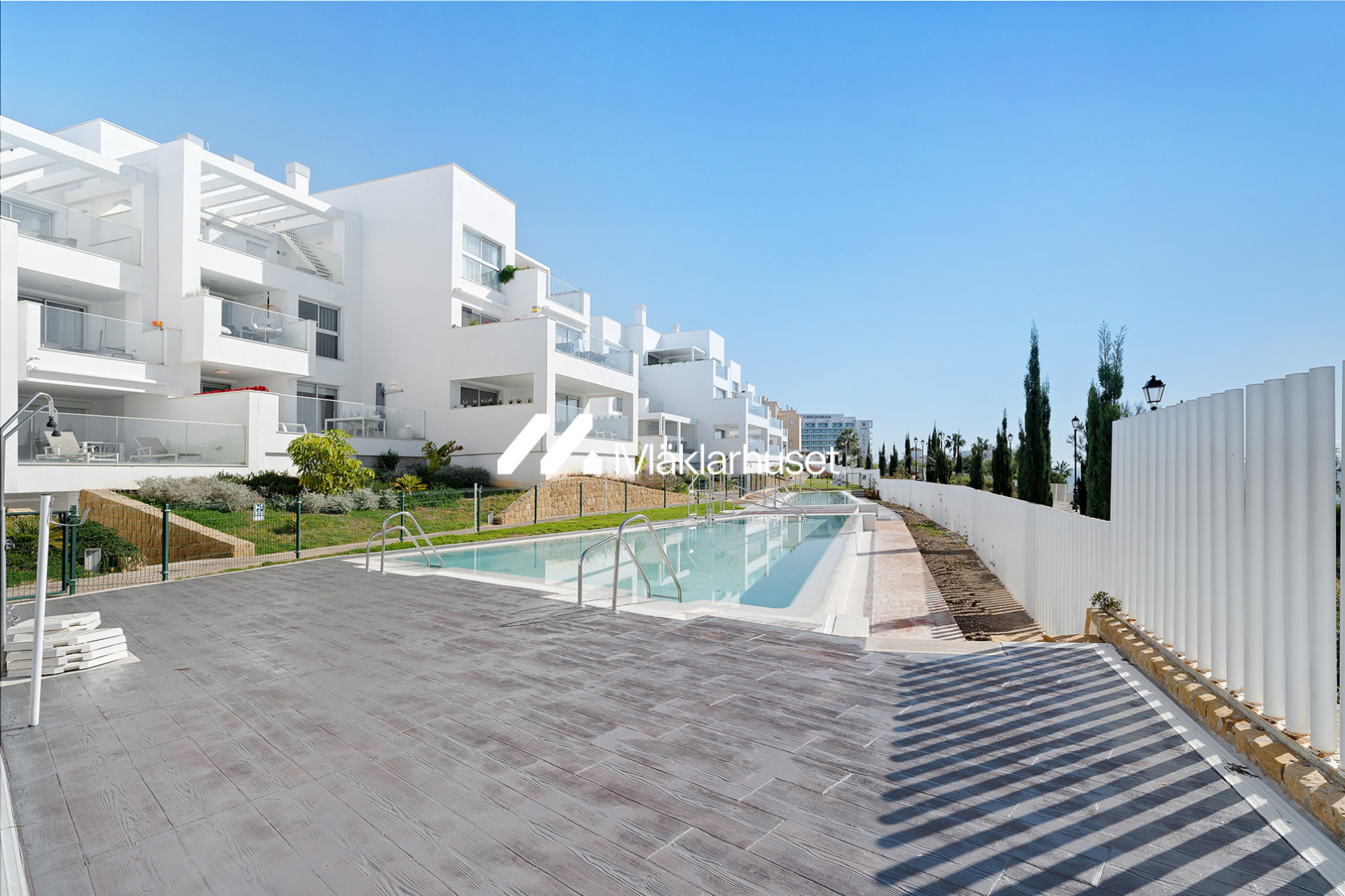 Spectacular three bedroom apartment ideal to enjoy the life on the beach and the comfort of a quiet environment. This property has two bathrooms a large terrace of 48 m2 and two parking spaces