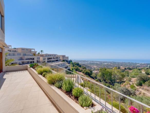 Světlý a prostorný byt v přízemí v vyhledávané uzavřené komunitě Lomas de Los Monteros, Marbella