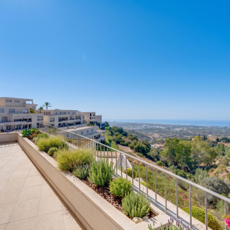 Světlý a prostorný byt v přízemí v vyhledávané uzavřené komunitě Lomas de Los Monteros, Marbella
