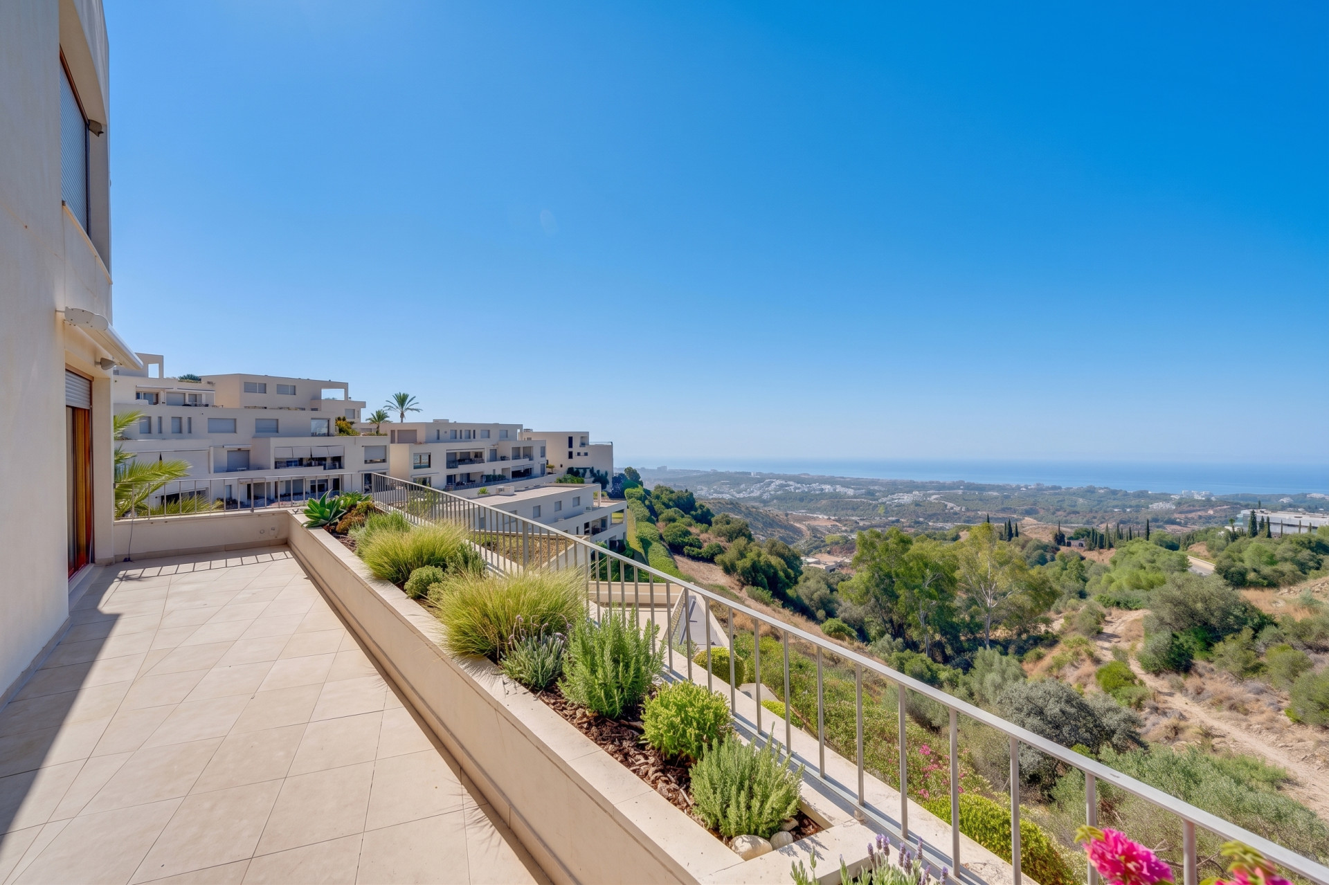 Světlý a prostorný byt v přízemí v vyhledávané uzavřené komunitě Lomas de Los Monteros, Marbella