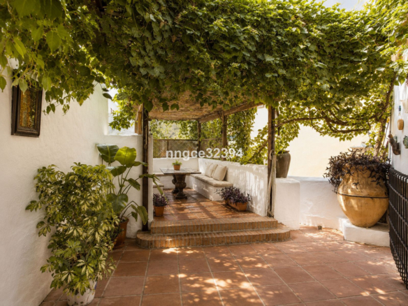 Touristisch lizenzierte Andalusische Dorfresidenz mit Panorama-Solarium& Exklusivem Lifestyle in Benahavís Pueblo