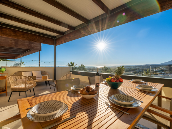 Two-bedroom apartment with panoramic golf and sea views in gated Los Flamingos, Benahavís. 37 m² terrace, 2 parking spaces, 2 storage rooms — and a proven rental track record of over €40,000 gross per year.