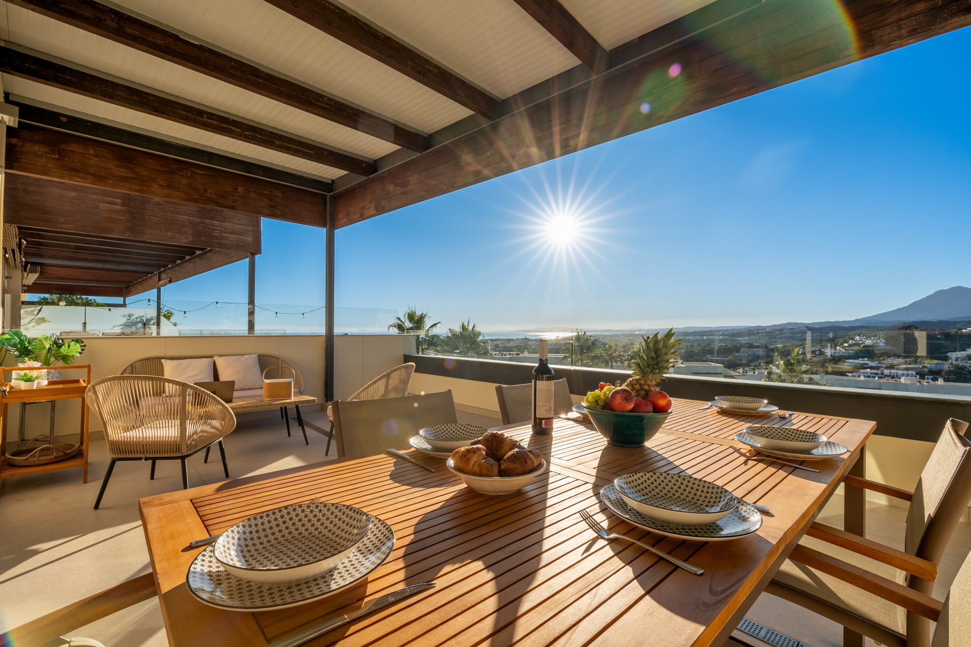 Two-bedroom apartment with panoramic golf and sea views in gated Los Flamingos, Benahavís. 37 m² terrace, 2 parking spaces, 2 storage rooms — and a proven rental track record of over €40,000 gross per year.