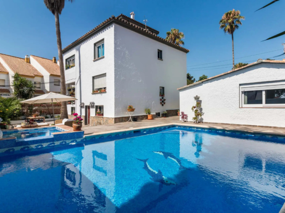 UNIQUE OPPORTUNITY! IDEAL FOR INVESTORS OR LARGE FAMILIES! House with a tourist rental license! Just 30 seconds from the beach!