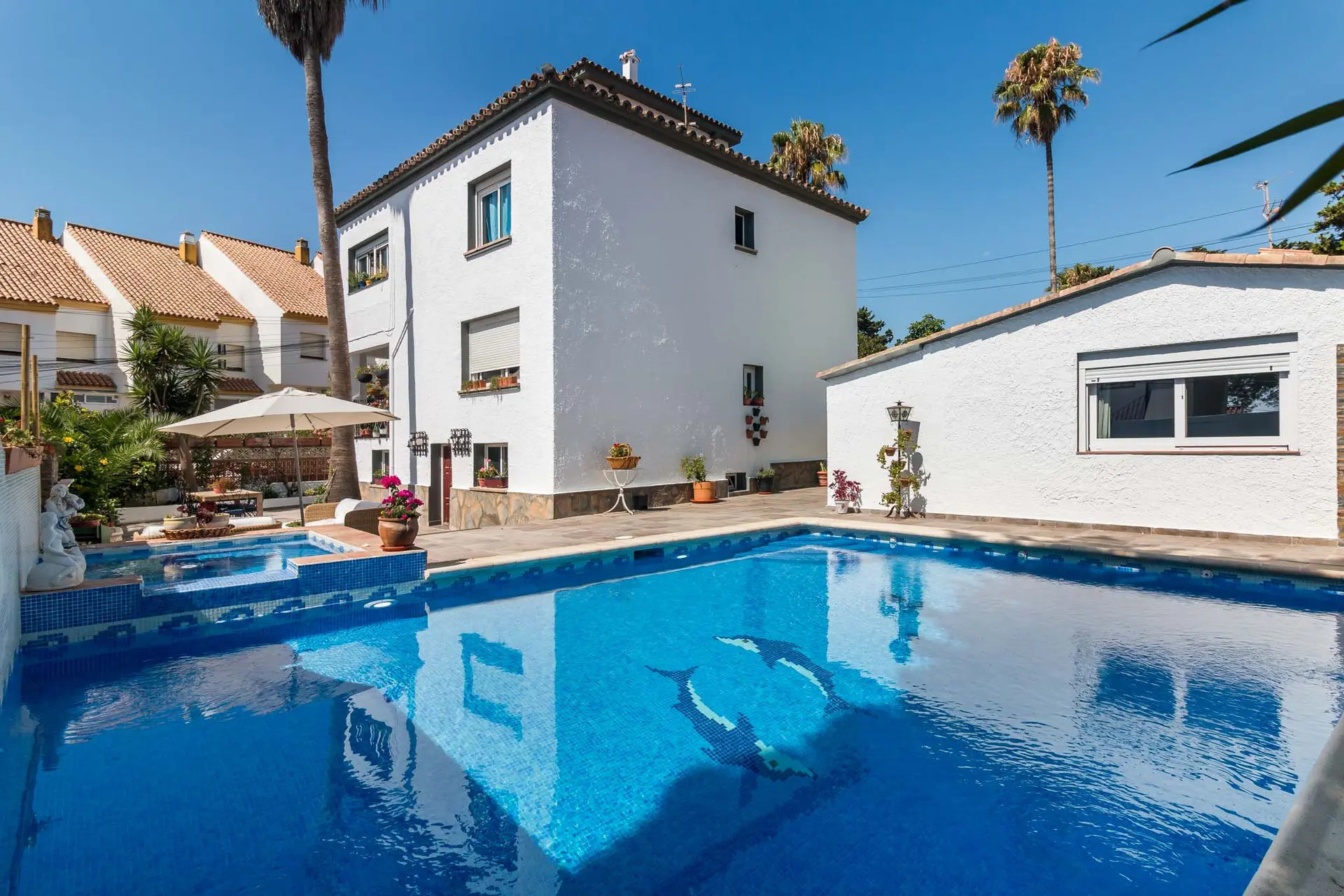 UNIQUE OPPORTUNITY IDEAL FOR INVESTORS OR LARGE FAMILIES House with a tourist rental license Just 30 seconds from the beach
