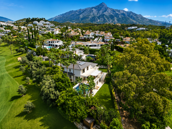 Villa Maria - An Extraordinary Frontline Golf Estate